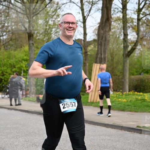 12.04.2026 - 45. Internationalen Wilhelmsburger Insellauf J. Mangold http://msf.ph/oto/9518652 12.04.2026 13:24:39 Ziel 3936, 4908, 4016, 2111, 2112, 2290, 4812, 2990, 2991, 2012, 5021, 4751, 2558, 2557 meine-sportfotos.de
