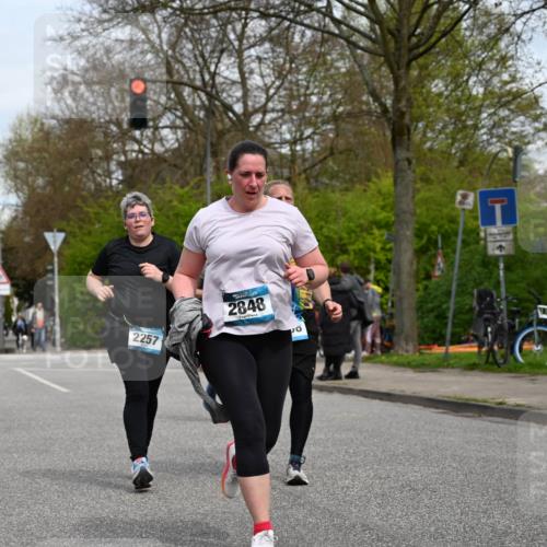 12.04.2026 - 45. Internationalen Wilhelmsburger Insellauf J. Mangold http://msf.ph/oto/9518659 12.04.2026 13:25:00 Ziel 5021, 4751, 2558, 2557, 2848, 2258, 2257, 2718, 5152 meine-sportfotos.de