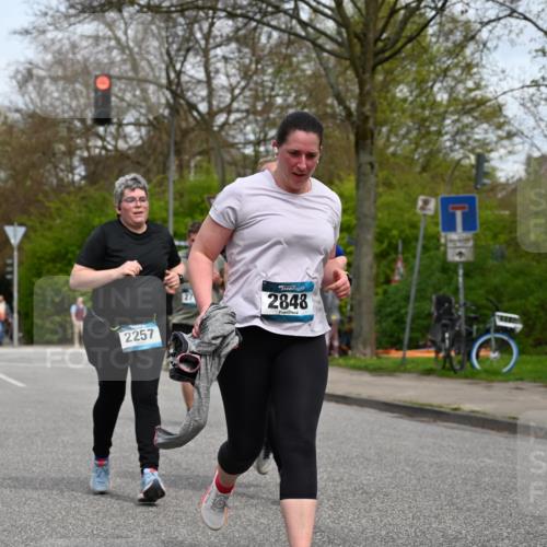 12.04.2026 - 45. Internationalen Wilhelmsburger Insellauf J. Mangold http://msf.ph/oto/9518663 12.04.2026 13:25:01 Ziel 5021, 4751, 2558, 2557, 2848, 2258, 2257, 2718, 5152, 5757 meine-sportfotos.de