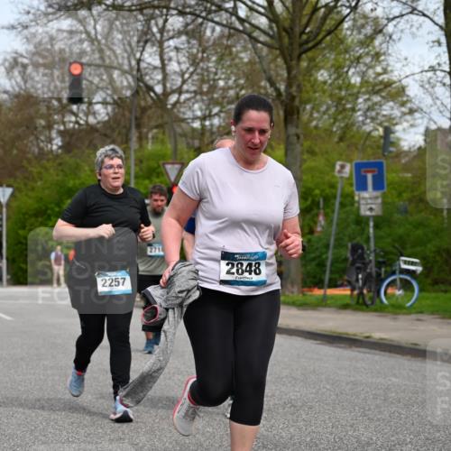 12.04.2026 - 45. Internationalen Wilhelmsburger Insellauf J. Mangold http://msf.ph/oto/9518664 12.04.2026 13:25:01 Ziel 5021, 4751, 2558, 2557, 2848, 2258, 2257, 2718, 5152, 5757 meine-sportfotos.de