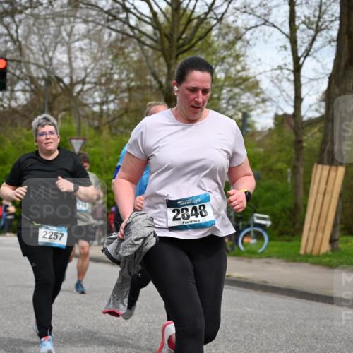 12.04.2026 - 45. Internationalen Wilhelmsburger Insellauf J. Mangold http://msf.ph/oto/9518668 12.04.2026 13:25:01 Ziel 5021, 4751, 2558, 2557, 2848, 2258, 2257, 2718, 5152, 5757 meine-sportfotos.de