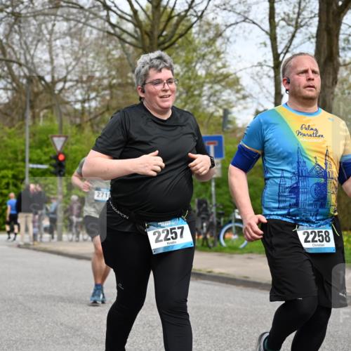 12.04.2026 - 45. Internationalen Wilhelmsburger Insellauf J. Mangold http://msf.ph/oto/9518676 12.04.2026 13:25:02 Ziel 5021, 4751, 2558, 2557, 2848, 2258, 2257, 2718, 2718, 5152, 5757 meine-sportfotos.de