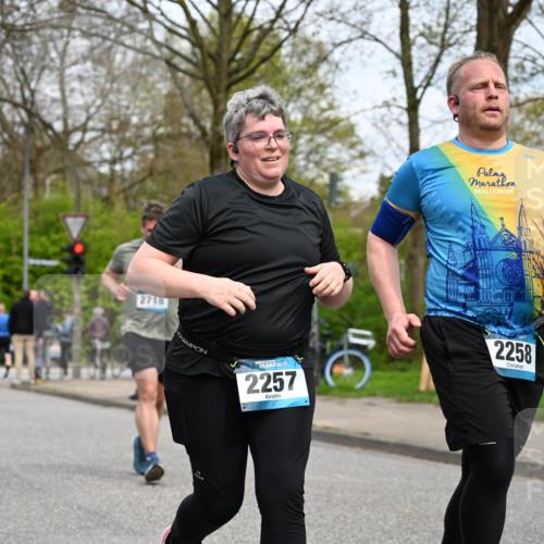 12.04.2026 - 45. Internationalen Wilhelmsburger Insellauf J. Mangold http://msf.ph/oto/9518677 12.04.2026 13:25:02 Ziel 5021, 4751, 2558, 2557, 2848, 2258, 2257, 2718, 2718, 5152, 5757 meine-sportfotos.de