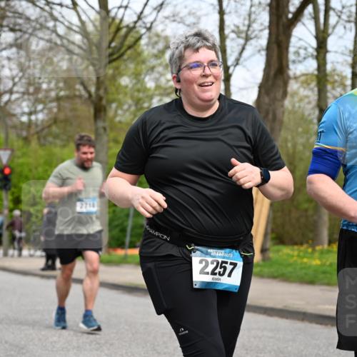 12.04.2026 - 45. Internationalen Wilhelmsburger Insellauf J. Mangold http://msf.ph/oto/9518681 12.04.2026 13:25:02 Ziel 5021, 4751, 2558, 2557, 2848, 2258, 2257, 2718, 2718, 5152, 5757 meine-sportfotos.de