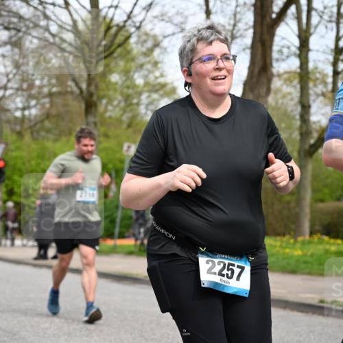 12.04.2026 - 45. Internationalen Wilhelmsburger Insellauf J. Mangold http://msf.ph/oto/9518682 12.04.2026 13:25:02 Ziel 5021, 4751, 2558, 2557, 2848, 2258, 2257, 2718, 2718, 5152, 5757 meine-sportfotos.de