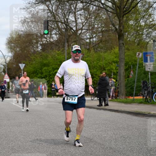 12.04.2026 - 45. Internationalen Wilhelmsburger Insellauf J. Mangold http://msf.ph/oto/9518710 12.04.2026 13:25:15 Ziel 2848, 2258, 2257, 2718, 5152, 5757, 3649, 4604, 4790, 2717, 4431 meine-sportfotos.de