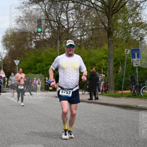 12.04.2026 - 45. Internationalen Wilhelmsburger Insellauf J. Mangold http://msf.ph/oto/9518711 12.04.2026 13:25:15 Ziel 2848, 2258, 2257, 2718, 5152, 5757, 3649, 4604, 4790, 2717, 4431 meine-sportfotos.de