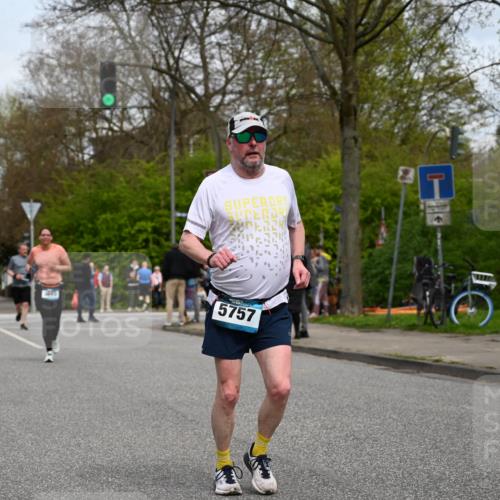 12.04.2026 - 45. Internationalen Wilhelmsburger Insellauf J. Mangold http://msf.ph/oto/9518715 12.04.2026 13:25:16 Ziel 2848, 2258, 2257, 2718, 5152, 5757, 3649, 3649, 4604, 4790, 2717, 4431 meine-sportfotos.de