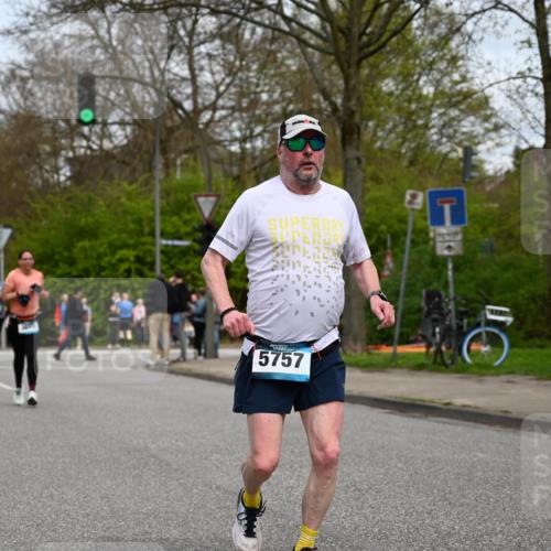 12.04.2026 - 45. Internationalen Wilhelmsburger Insellauf J. Mangold http://msf.ph/oto/9518718 12.04.2026 13:25:16 Ziel 2848, 2258, 2257, 2718, 5152, 5757, 3649, 3649, 4604, 4790, 2717, 4431 meine-sportfotos.de