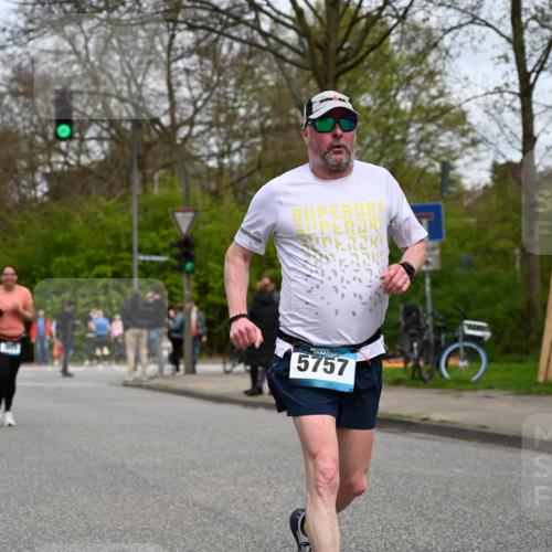 12.04.2026 - 45. Internationalen Wilhelmsburger Insellauf J. Mangold http://msf.ph/oto/9518721 12.04.2026 13:25:16 Ziel 2848, 2258, 2257, 2718, 5152, 5757, 3649, 3649, 4604, 4790, 2717, 4431 meine-sportfotos.de
