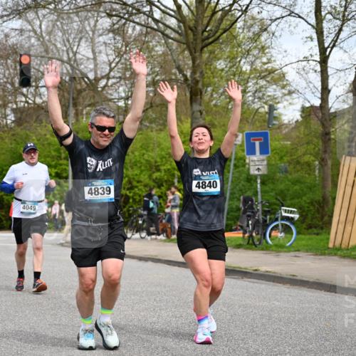 12.04.2026 - 45. Internationalen Wilhelmsburger Insellauf J. Mangold http://msf.ph/oto/9518846 12.04.2026 13:25:51 Ziel 3649, 4604, 4790, 2717, 4431, 3023, 3024, 2881, 4064, 4684, 2298, 4839, 4840, 4774, 4881, 4049, 4411 meine-sportfotos.de