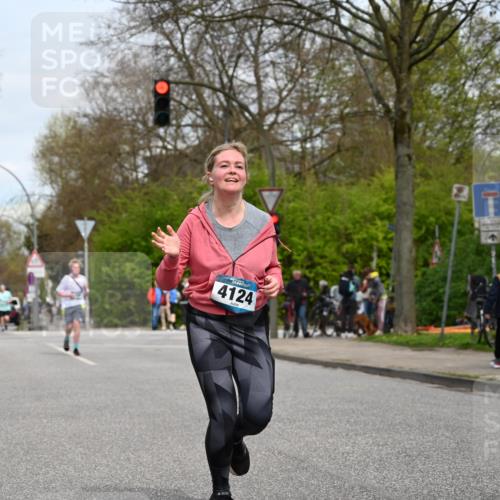 12.04.2026 - 45. Internationalen Wilhelmsburger Insellauf J. Mangold http://msf.ph/oto/9518955 12.04.2026 13:26:16 Ziel 2298, 4839, 4840, 4774, 4881, 4049, 4411, 5206, 2360, 5245, 2933, 2359, 4124, 2980, 3640 meine-sportfotos.de