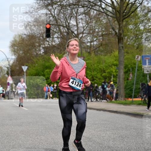 12.04.2026 - 45. Internationalen Wilhelmsburger Insellauf J. Mangold http://msf.ph/oto/9518956 12.04.2026 13:26:16 Ziel 2298, 4839, 4840, 4774, 4881, 4049, 4411, 5206, 2360, 5245, 2933, 2359, 4124, 2980, 3640 meine-sportfotos.de