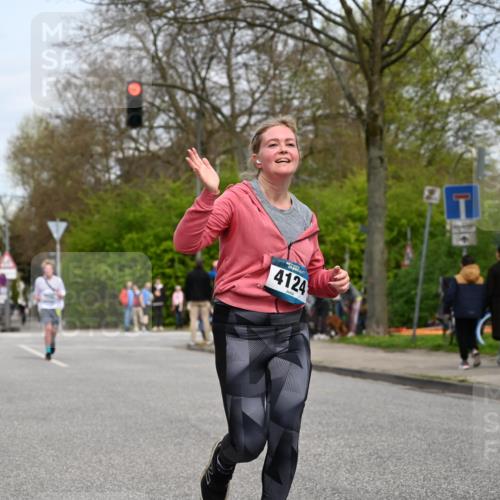 12.04.2026 - 45. Internationalen Wilhelmsburger Insellauf J. Mangold http://msf.ph/oto/9518959 12.04.2026 13:26:16 Ziel 2298, 4839, 4840, 4774, 4881, 4049, 4411, 5206, 2360, 5245, 2933, 2359, 4124, 2980, 3640 meine-sportfotos.de