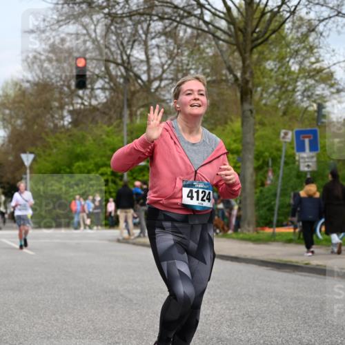 12.04.2026 - 45. Internationalen Wilhelmsburger Insellauf J. Mangold http://msf.ph/oto/9518960 12.04.2026 13:26:16 Ziel 2298, 4839, 4840, 4774, 4881, 4049, 4411, 5206, 2360, 5245, 2933, 2359, 4124, 2980, 3640 meine-sportfotos.de