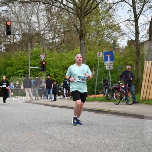 12.04.2026 - 45. Internationalen Wilhelmsburger Insellauf J. Mangold http://msf.ph/oto/9519005 12.04.2026 13:26:32 Ziel 4411, 5206, 2360, 5245, 2933, 2359, 4124, 2980, 3640, 2721, 3756, 3755, 3756, 3755, 2968, 2306 meine-sportfotos.de