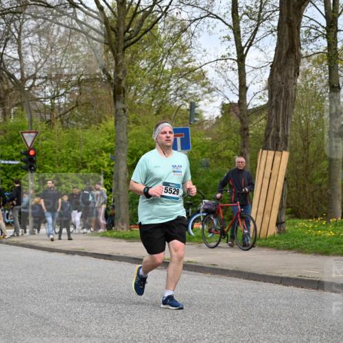 12.04.2026 - 45. Internationalen Wilhelmsburger Insellauf J. Mangold http://msf.ph/oto/9519012 12.04.2026 13:26:32 Ziel 4411, 5206, 2360, 5245, 2933, 2359, 4124, 2980, 3640, 2721, 3756, 3755, 3756, 3755, 2968, 2306 meine-sportfotos.de