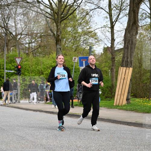 12.04.2026 - 45. Internationalen Wilhelmsburger Insellauf J. Mangold http://msf.ph/oto/9519024 12.04.2026 13:26:38 Ziel 4411, 5206, 2360, 5245, 2933, 2359, 4124, 2980, 3640, 2721, 3756, 3755, 2968, 2306, 2969, 3888 meine-sportfotos.de