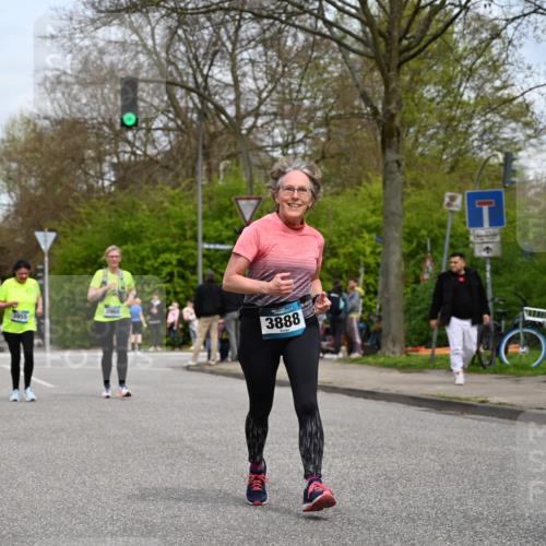 12.04.2026 - 45. Internationalen Wilhelmsburger Insellauf J. Mangold http://msf.ph/oto/9519081 12.04.2026 13:26:47 Ziel 2980, 3640, 2721, 3756, 3755, 2968, 2306, 2969, 3888, 3888, 3960, 3955, 4900 meine-sportfotos.de