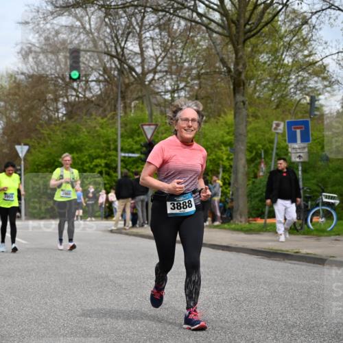 12.04.2026 - 45. Internationalen Wilhelmsburger Insellauf J. Mangold http://msf.ph/oto/9519082 12.04.2026 13:26:47 Ziel 2980, 3640, 2721, 3756, 3755, 2968, 2306, 2969, 3888, 3888, 3960, 3955, 4900 meine-sportfotos.de