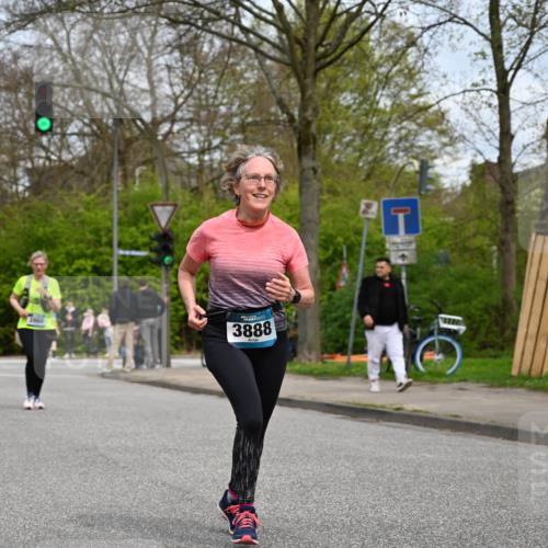 12.04.2026 - 45. Internationalen Wilhelmsburger Insellauf J. Mangold http://msf.ph/oto/9519085 12.04.2026 13:26:47 Ziel 2980, 3640, 2721, 3756, 3755, 2968, 2306, 2969, 3888, 3888, 3960, 3955, 4900 meine-sportfotos.de