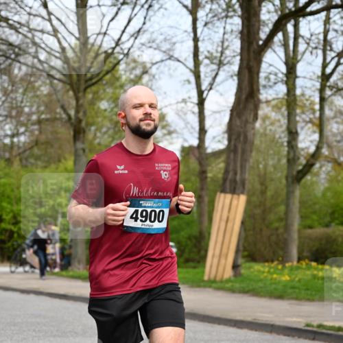 12.04.2026 - 45. Internationalen Wilhelmsburger Insellauf J. Mangold http://msf.ph/oto/9519113 12.04.2026 13:27:01 Ziel 2721, 3756, 3755, 2968, 2306, 2969, 3888, 3960, 3955, 4900, 2944, 2945, 5222, 3215 meine-sportfotos.de