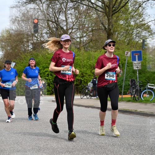 12.04.2026 - 45. Internationalen Wilhelmsburger Insellauf J. Mangold http://msf.ph/oto/9519122 12.04.2026 13:27:12 Ziel 2968, 2306, 2969, 3888, 3960, 3955, 4900, 2944, 2945, 5222, 3215, 2756, 2180, 3132, 2875, 3938, 3937 meine-sportfotos.de
