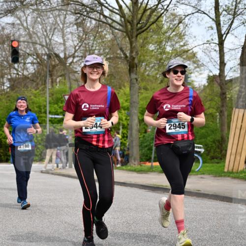 12.04.2026 - 45. Internationalen Wilhelmsburger Insellauf J. Mangold http://msf.ph/oto/9519128 12.04.2026 13:27:13 Ziel 2968, 2306, 2969, 3888, 3960, 3955, 4900, 2944, 2945, 5222, 3215, 2756, 2180, 3132, 2875, 3938, 3937 meine-sportfotos.de