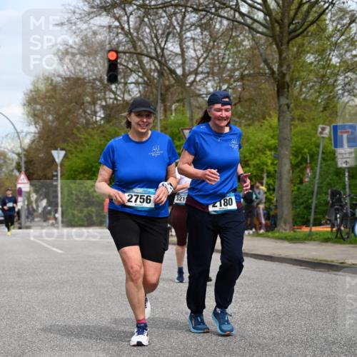 12.04.2026 - 45. Internationalen Wilhelmsburger Insellauf J. Mangold http://msf.ph/oto/9519140 12.04.2026 13:27:14 Ziel 2968, 2306, 2969, 3888, 3960, 3955, 4900, 2944, 2945, 5222, 3215, 2756, 2180, 3132, 2875, 3938, 3937 meine-sportfotos.de