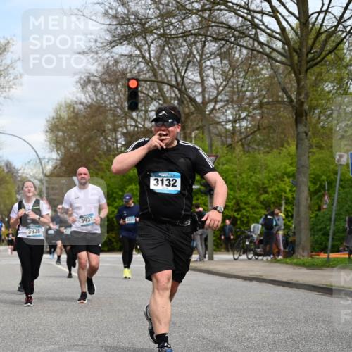 12.04.2026 - 45. Internationalen Wilhelmsburger Insellauf J. Mangold http://msf.ph/oto/9519170 12.04.2026 13:27:22 Ziel 2969, 3888, 3960, 3955, 4900, 2944, 2945, 5222, 3215, 2756, 2180, 3132, 2875, 3938, 3937, 3938, 3937, 4222, 4221, 4575, 4574 meine-sportfotos.de