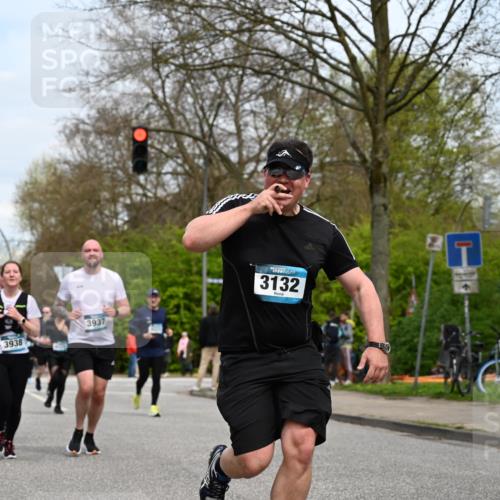 12.04.2026 - 45. Internationalen Wilhelmsburger Insellauf J. Mangold http://msf.ph/oto/9519176 12.04.2026 13:27:22 Ziel 2969, 3888, 3960, 3955, 4900, 2944, 2945, 5222, 3215, 2756, 2180, 3132, 2875, 3938, 3937, 3938, 3937, 4222, 4221, 4575, 4574 meine-sportfotos.de