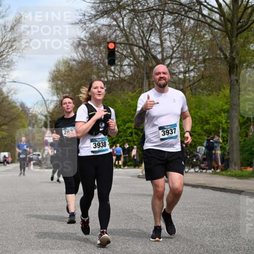 12.04.2026 - 45. Internationalen Wilhelmsburger Insellauf J. Mangold http://msf.ph/oto/9519182 12.04.2026 13:27:24 Ziel 3888, 3960, 3955, 4900, 2944, 2945, 5222, 3215, 2756, 2180, 3132, 2875, 3938, 3937, 4222, 4221, 4575, 4574 meine-sportfotos.de