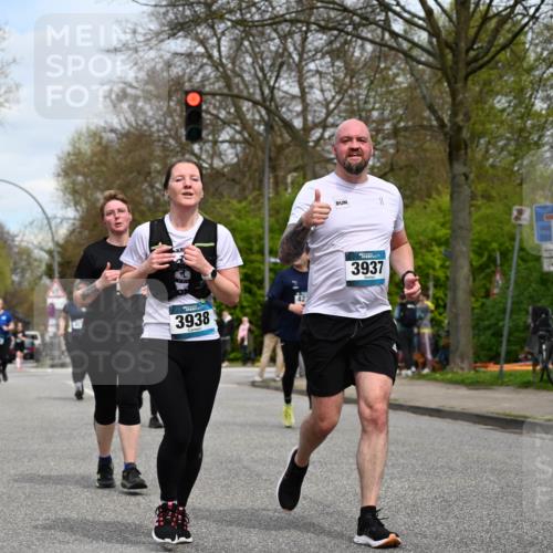 12.04.2026 - 45. Internationalen Wilhelmsburger Insellauf J. Mangold http://msf.ph/oto/9519185 12.04.2026 13:27:24 Ziel 3888, 3960, 3955, 4900, 2944, 2945, 5222, 3215, 2756, 2180, 3132, 2875, 3938, 3937, 4222, 4221, 4575, 4574 meine-sportfotos.de