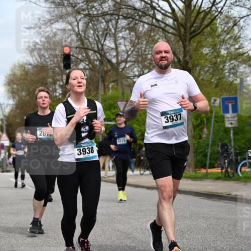 12.04.2026 - 45. Internationalen Wilhelmsburger Insellauf J. Mangold http://msf.ph/oto/9519189 12.04.2026 13:27:25 Ziel 3960, 3955, 4900, 2944, 2945, 5222, 3215, 2756, 2180, 3132, 2875, 3938, 3937, 4222, 4221, 4575, 4574 meine-sportfotos.de
