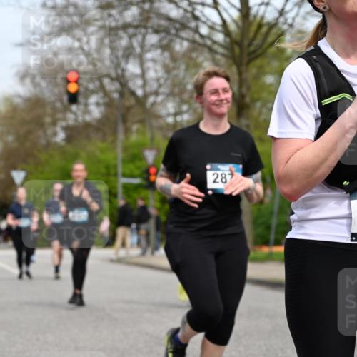 12.04.2026 - 45. Internationalen Wilhelmsburger Insellauf J. Mangold http://msf.ph/oto/9519195 12.04.2026 13:27:26 Ziel 3960, 3955, 4900, 2944, 2945, 5222, 3215, 2756, 2180, 3132, 2875, 3938, 3937, 4222, 4221, 4575, 4574 meine-sportfotos.de