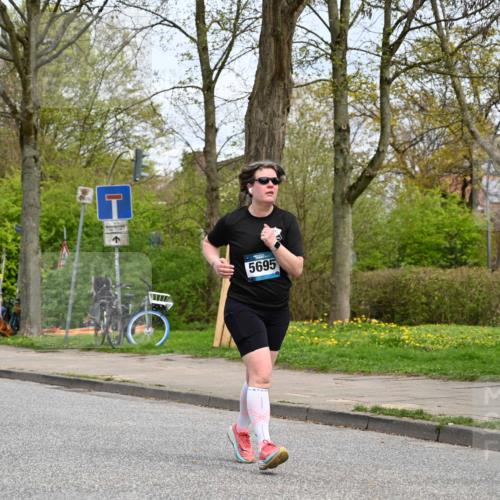 12.04.2026 - 45. Internationalen Wilhelmsburger Insellauf J. Mangold http://msf.ph/oto/9519205 12.04.2026 13:27:44 Ziel 5222, 3215, 2756, 2180, 3132, 2875, 3938, 3937, 4222, 4221, 4575, 4574, 2563, 5695 meine-sportfotos.de
