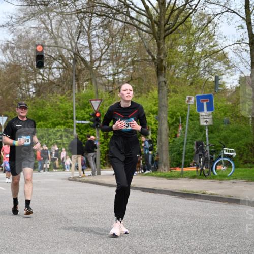 12.04.2026 - 45. Internationalen Wilhelmsburger Insellauf J. Mangold http://msf.ph/oto/9519224 12.04.2026 13:28:08 Ziel 2563, 5695, 3800, 2630, 5520, 5509 meine-sportfotos.de