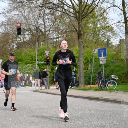 12.04.2026 - 45. Internationalen Wilhelmsburger Insellauf J. Mangold http://msf.ph/oto/9519225 12.04.2026 13:28:08 Ziel 2563, 5695, 3800, 2630, 5520, 5509 meine-sportfotos.de