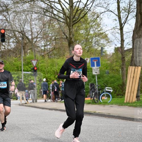 12.04.2026 - 45. Internationalen Wilhelmsburger Insellauf J. Mangold http://msf.ph/oto/9519231 12.04.2026 13:28:09 Ziel 2563, 5695, 3800, 2630, 5520, 5509 meine-sportfotos.de