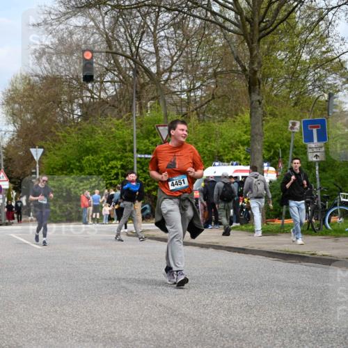 12.04.2026 - 45. Internationalen Wilhelmsburger Insellauf J. Mangold http://msf.ph/oto/9519355 12.04.2026 13:28:45 Ziel 5509, 4316, 3564, 3483, 4471, 4303, 4302, 4304, 4451, 2650, 2340, 5861, 2509, 2483, 2616 meine-sportfotos.de