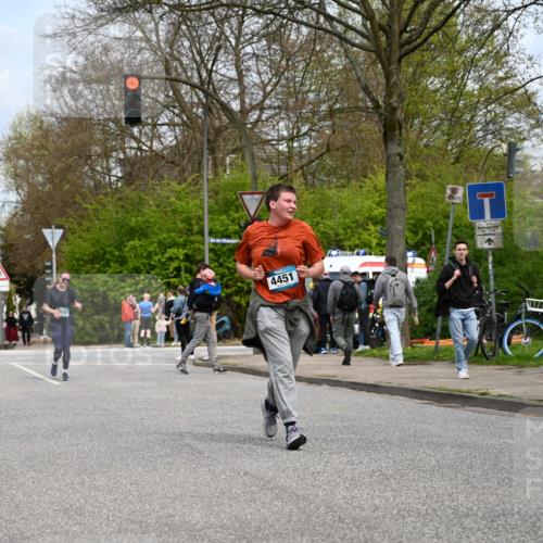 12.04.2026 - 45. Internationalen Wilhelmsburger Insellauf J. Mangold http://msf.ph/oto/9519356 12.04.2026 13:28:45 Ziel 5509, 4316, 3564, 3483, 4471, 4303, 4302, 4304, 4451, 2650, 2340, 5861, 2509, 2483, 2616 meine-sportfotos.de