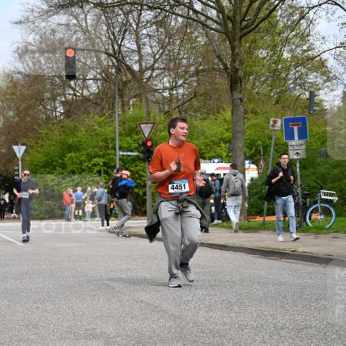 12.04.2026 - 45. Internationalen Wilhelmsburger Insellauf J. Mangold http://msf.ph/oto/9519358 12.04.2026 13:28:45 Ziel 5509, 4316, 3564, 3483, 4471, 4303, 4302, 4304, 4451, 2650, 2340, 5861, 2509, 2483, 2616 meine-sportfotos.de