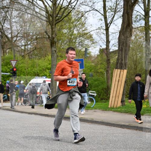 12.04.2026 - 45. Internationalen Wilhelmsburger Insellauf J. Mangold http://msf.ph/oto/9519369 12.04.2026 13:28:46 Ziel 5509, 4316, 3564, 3483, 4471, 4303, 4302, 4304, 4451, 4451, 2650, 2340, 5861, 2509, 2483, 2616 meine-sportfotos.de