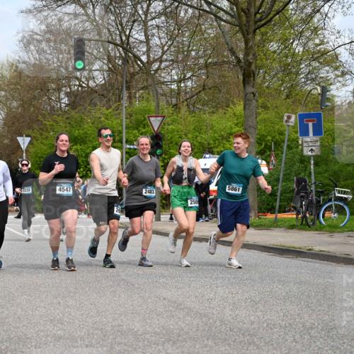 12.04.2026 - 45. Internationalen Wilhelmsburger Insellauf J. Mangold http://msf.ph/oto/9519390 12.04.2026 13:29:03 Ziel 4471, 4303, 4302, 4304, 4451, 2650, 2340, 5861, 2509, 2483, 2616, 5535, 5536, 5539, 4547, 4420, 3648 meine-sportfotos.de