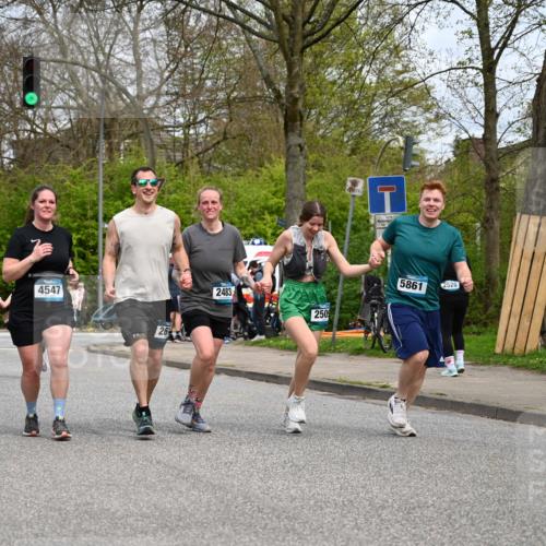 12.04.2026 - 45. Internationalen Wilhelmsburger Insellauf J. Mangold http://msf.ph/oto/9519400 12.04.2026 13:29:04 Ziel 4471, 4303, 4302, 4304, 4451, 2650, 2650, 2340, 5861, 2509, 2483, 2616, 5535, 5536, 5539, 4547, 4420, 3648 meine-sportfotos.de