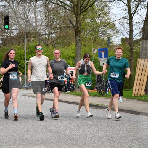 12.04.2026 - 45. Internationalen Wilhelmsburger Insellauf J. Mangold http://msf.ph/oto/9519401 12.04.2026 13:29:04 Ziel 4471, 4303, 4302, 4304, 4451, 2650, 2650, 2340, 5861, 2509, 2483, 2616, 5535, 5536, 5539, 4547, 4420, 3648 meine-sportfotos.de