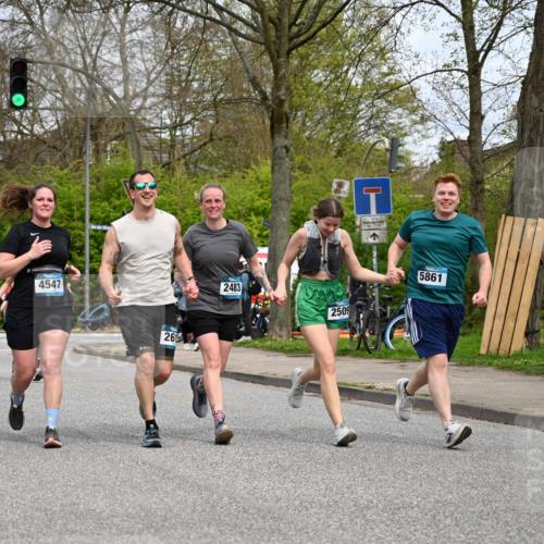 12.04.2026 - 45. Internationalen Wilhelmsburger Insellauf J. Mangold http://msf.ph/oto/9519402 12.04.2026 13:29:04 Ziel 4471, 4303, 4302, 4304, 4451, 2650, 2650, 2340, 5861, 2509, 2483, 2616, 5535, 5536, 5539, 4547, 4420, 3648 meine-sportfotos.de