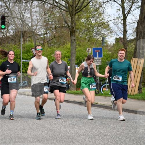 12.04.2026 - 45. Internationalen Wilhelmsburger Insellauf J. Mangold http://msf.ph/oto/9519403 12.04.2026 13:29:04 Ziel 4471, 4303, 4302, 4304, 4451, 2650, 2650, 2340, 5861, 2509, 2483, 2616, 5535, 5536, 5539, 4547, 4420, 3648 meine-sportfotos.de