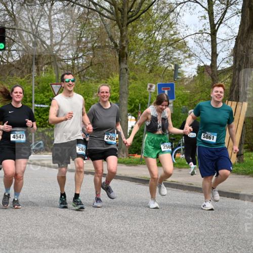 12.04.2026 - 45. Internationalen Wilhelmsburger Insellauf J. Mangold http://msf.ph/oto/9519404 12.04.2026 13:29:04 Ziel 4471, 4303, 4302, 4304, 4451, 2650, 2650, 2340, 5861, 2509, 2483, 2616, 5535, 5536, 5539, 4547, 4420, 3648 meine-sportfotos.de