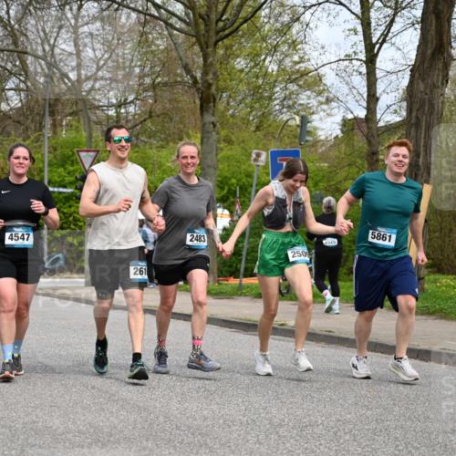 12.04.2026 - 45. Internationalen Wilhelmsburger Insellauf J. Mangold http://msf.ph/oto/9519405 12.04.2026 13:29:04 Ziel 4471, 4303, 4302, 4304, 4451, 2650, 2650, 2340, 5861, 2509, 2483, 2616, 5535, 5536, 5539, 4547, 4420, 3648 meine-sportfotos.de